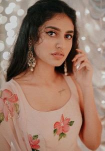 1_priya-prakash-varrier-new-photos