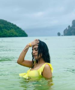 actress-priya-varrier-beach-dress-photos-001