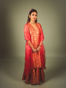actress-priya-varrier-in-trending-fashion-outfit-photos-004