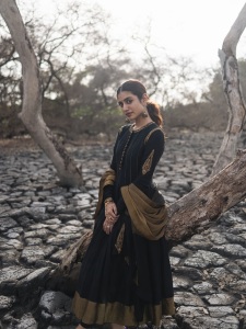 actress-priya-varrier-latest-photos-in-black-salwar-003
