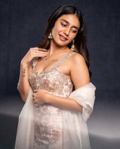actress-priya-varrier-new-photoshoot-in-beautiful-Lehenga.varrier_366024953_313817294421413_5065146424835390086_n