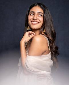 actress-priya-varrier-new-photoshoot-in-beautiful-Lehenga.varrier_366433380_2367623306731469_7084040696626772495_n
