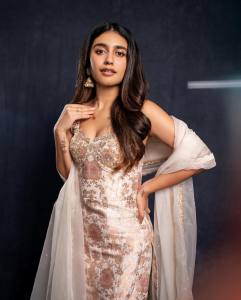 actress-priya-varrier-new-photoshoot-in-beautiful-Lehenga.varrier_366475896_816671876828568_1589496608660022144_n