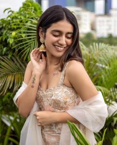 actress-priya-varrier-new-photoshoot-in-beautiful-Lehenga.varrier_367370539_833954234647277_1851926647423829926_n