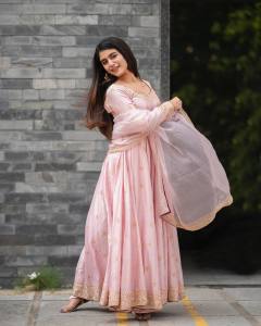 actress-priya-varrier-salwar-suit-photo-002