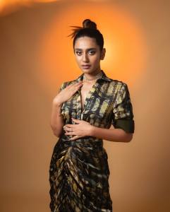 priya-prakash-varrier-in-black-colour-dress-with-latest-style-002