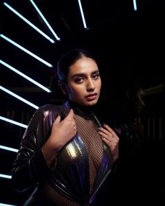 priya-prakash-varrier-in-black-colour-dress-with-latest-style-003