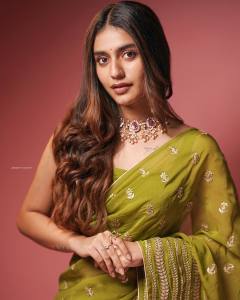priya-prakash-varrier-in-green-saree-photos-002