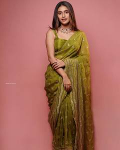 priya-prakash-varrier-in-green-saree-photos-003