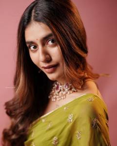 priya-prakash-varrier-in-green-saree-photos-004