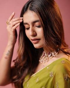 priya-prakash-varrier-in-green-saree-photos-005