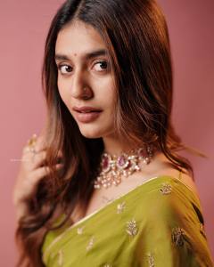 priya-prakash-varrier-in-green-saree-photos-006