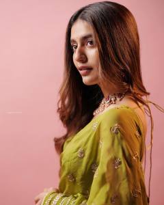 priya-prakash-varrier-in-green-saree-photos-007