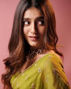 priya-prakash-varrier-in-green-saree-photos-008