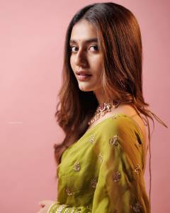 priya-prakash-varrier-in-green-saree-photos-009
