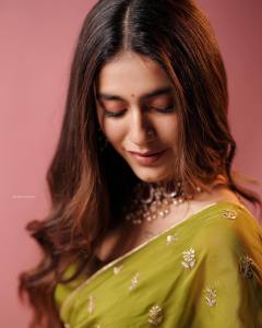 priya-prakash-varrier-in-green-saree-photos-010