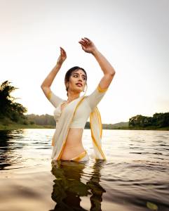 priya-prakash-varrier-in-kerala-saree-glamour-photos-latest-001