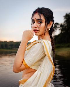 priya-prakash-varrier-in-kerala-saree-glamour-photos-latest-002