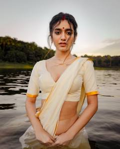 priya-prakash-varrier-in-set-saree-glamour-photos-latest-001