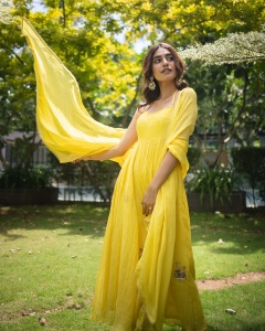 priya-prakash-varrier-in-yellow-latest-trend-churidar-style-photos-001