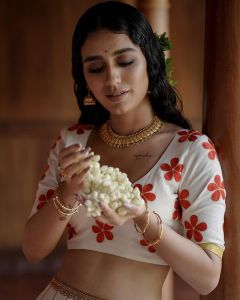 priya-prakash-varrier-new-photoshoot-in-onam-pavada-and-top-002