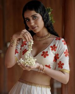 priya-prakash-varrier-new-photoshoot-in-onam-pavada-and-top-003
