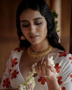 priya-prakash-varrier-new-photoshoot-in-onam-pavada-and-top-004