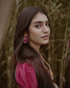 priya-prakash-varrier-new-saree-photos-003