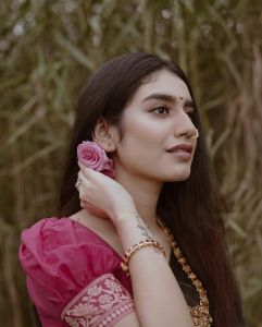 priya-prakash-varrier-new-saree-photos-004