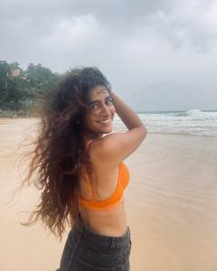 priya-prakash-varrier-wearing-blue-denim-shorts-002