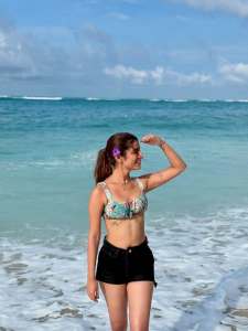 priya-varrier-beach-outfit-ideas-photos