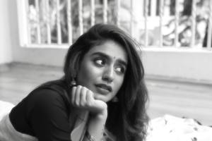 priya-varrier-black-and-white-photos-in-saree-002