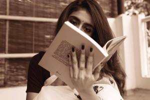 priya-varrier-black-and-white-photos-in-saree-003