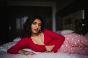 priya-varrier-hot-in-pink-look-photos-002