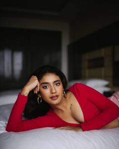 priya-varrier-hot-in-pink-look-photos-004