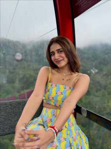 priya-varrier-hot-look-style-photos-014