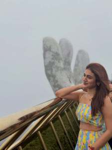 priya-varrier-hot-look-style-photos-017