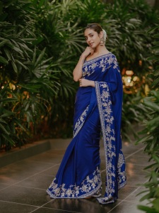 priya-varrier-in-blue-heavy-work-party-wear-saree-with-makeup-ideas-photos-003