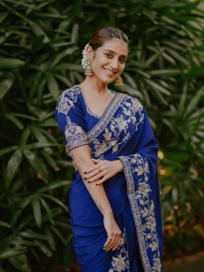 priya-varrier-in-blue-heavy-work-party-wear-saree-with-makeup-ideas-photos-004