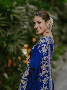 priya-varrier-in-blue-heavy-work-party-wear-saree-with-makeup-ideas-photos-005