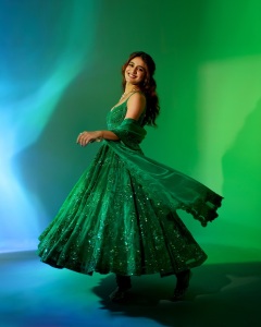 priya-varrier-in-green-party-wear-salwar-suit-trending-style-ideas-004