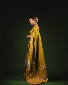 priya-varrier-in-mustard-yellow-hue-with-a-glossy-silk-saree-heavily-embellished-sleeveless-corset-or-bustier-style-blouse-ideas-photos-009