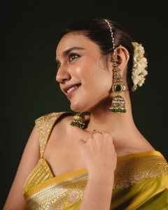 priya-varrier-in-mustard-yellow-hue-with-a-glossy-silk-saree-heavily-embellished-sleeveless-corset-or-bustier-style-blouse-ideas-photos-011