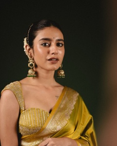 priya-varrier-in-mustard-yellow-hue-with-a-glossy-silk-saree-heavily-embellished-sleeveless-corset-or-bustier-style-blouse-ideas-photos-013
