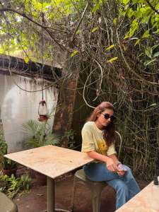 priya-varrier-in-oversized-t-shirt-with-jeans-photo-002