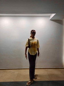 priya-varrier-in-oversized-t-shirt-with-jeans-photo-003