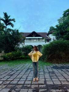 priya-varrier-in-oversized-t-shirt-with-jeans-photo-004