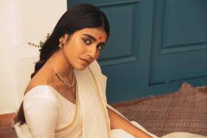 priya-varrier-in-set-saree-images-001