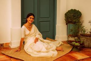 priya-varrier-in-set-saree-images-003