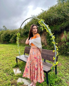 priya-varrier-in-vacation-outfit-style-photos.varrier-1